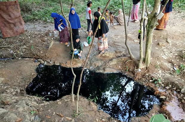 Diyakini mujarab, air berwarna hitam di kolam ini jadi rebutan warga
