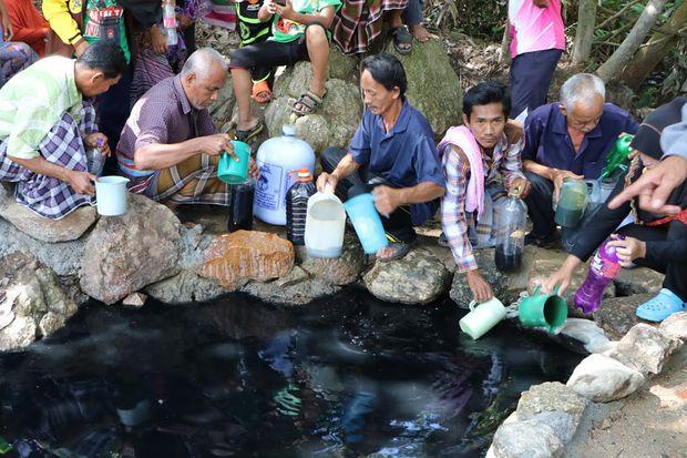Diyakini mujarab, air berwarna hitam di kolam ini jadi rebutan warga