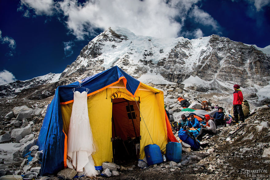 Pasangan ini menikah di puncak Everest setelah mendaki 3 minggu