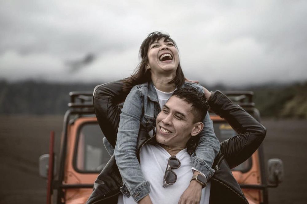 Tak cuma mesra, 8 pasangan artis ini kompak jaga kesehatan bareng