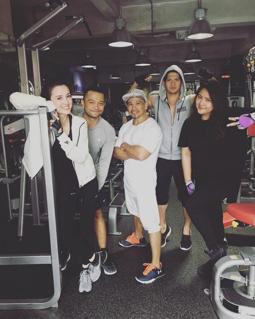 Tak cuma mesra, 8 pasangan artis ini kompak jaga kesehatan bareng