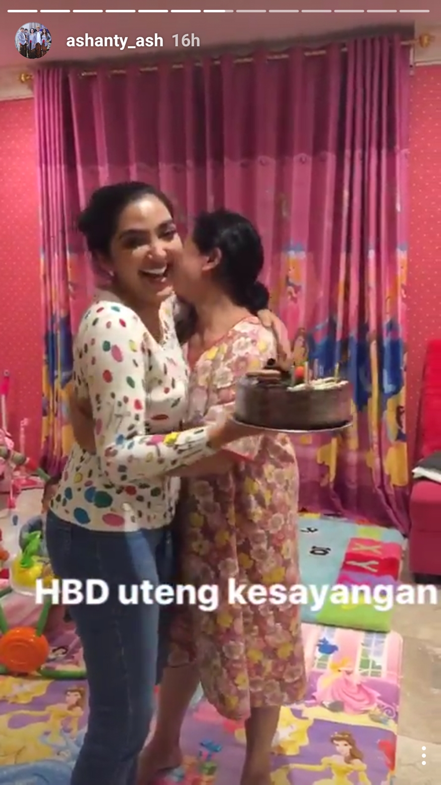 Beri kejutan ke ART-nya yang ulang tahun, bukti Ashanty murah hati