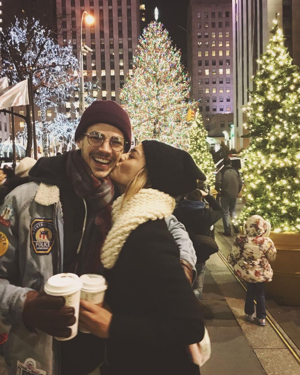 Tunangan, ini 12 potret romantis Grant Gustin 'The Flash' dan kekasih