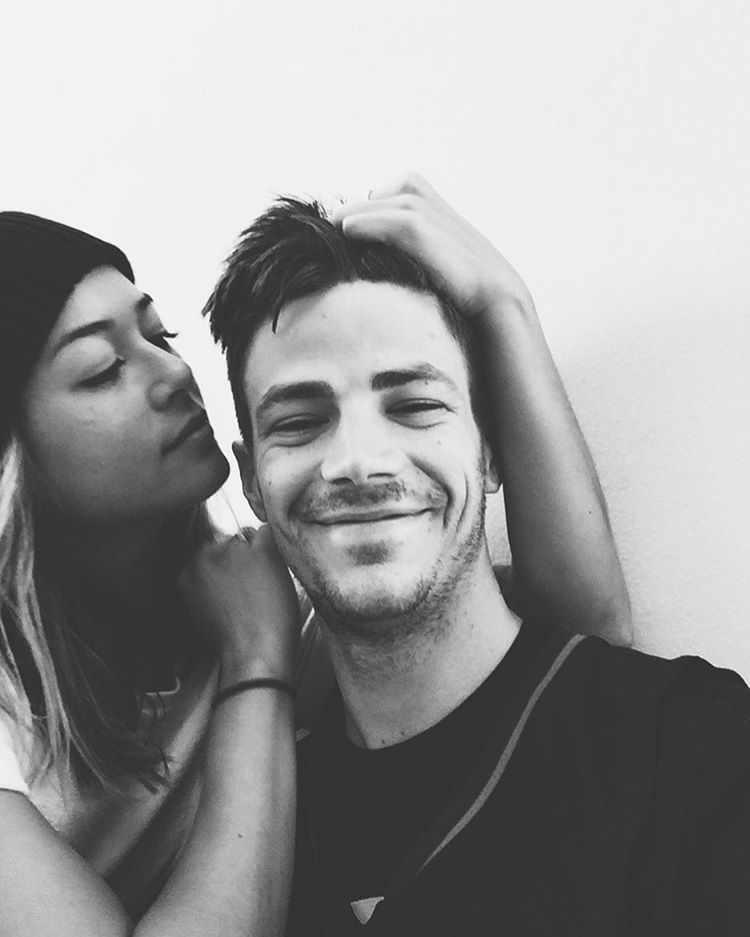 Tunangan, ini 12 potret romantis Grant Gustin 'The Flash' dan kekasih