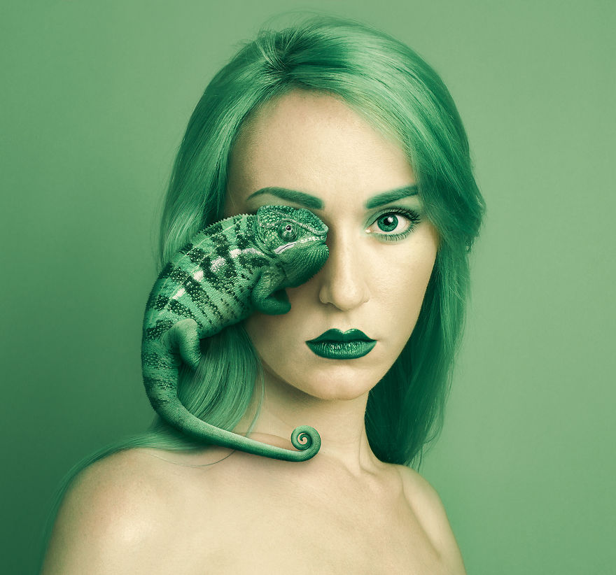 11 Potret gabungan wajah wanita dengan mata hewan ini kreatif parah