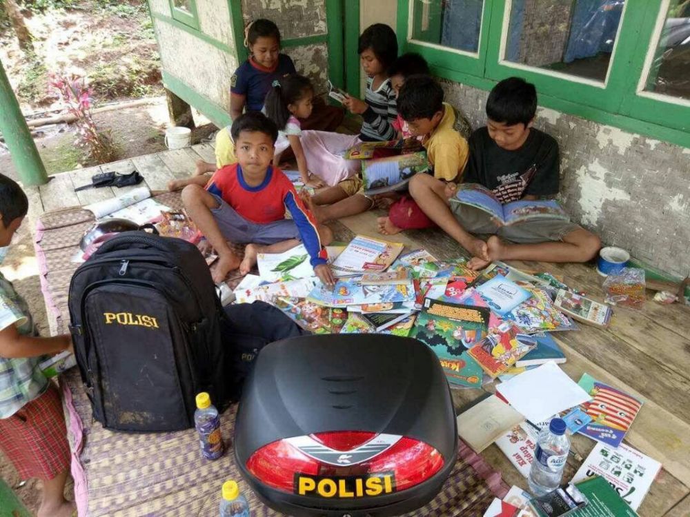 Potret polisi rintis perpustakaan keliling di pelosok ini bikin kagum
