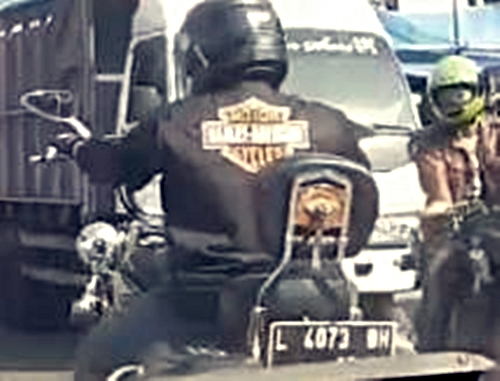 Sudah patahkan spion, polisi ini ternyata kawal motor berpelat palsu