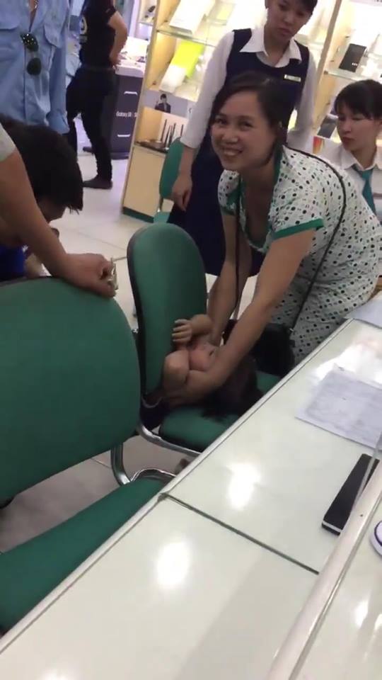 Viral video bocah terjepit di kursi, cara keluarnya simpel banget