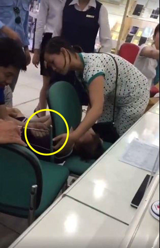 Viral video bocah terjepit di kursi, cara keluarnya simpel banget
