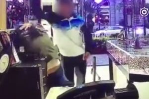 Merasa diganggu saat main game, anak ini tega pukul ibunya