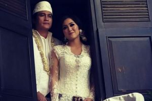 9 Potret sederhana momen pernikahan Adjie Pangestu dan Novita Petria
