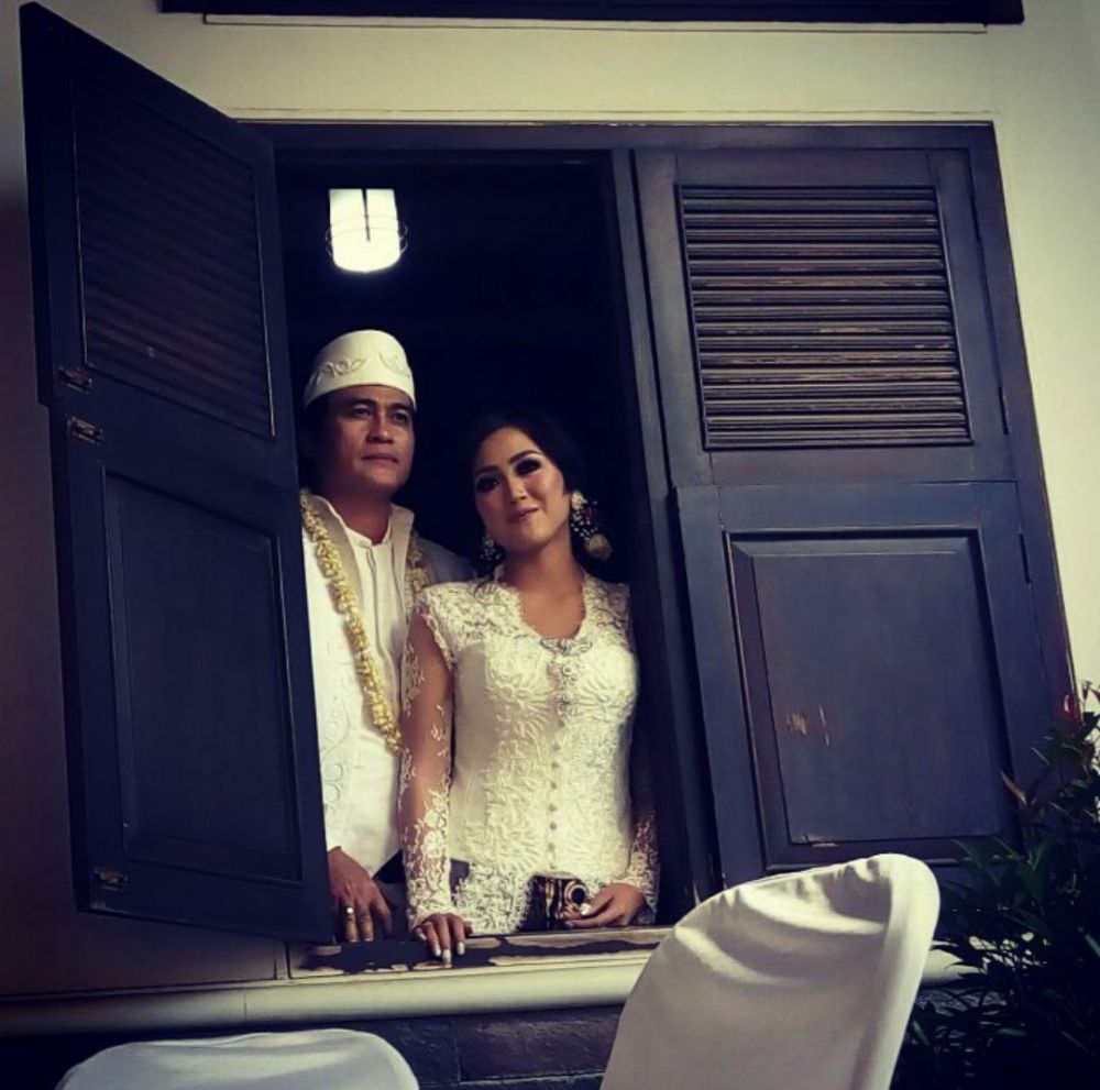 9 Potret sederhana momen pernikahan Adjie Pangestu dan Novita Petria