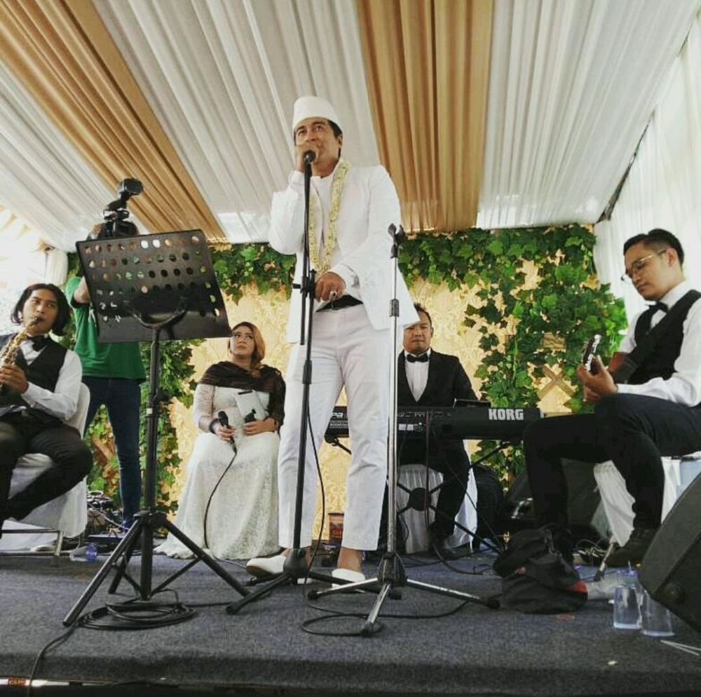 9 Potret sederhana momen pernikahan Adjie Pangestu dan Novita Petria