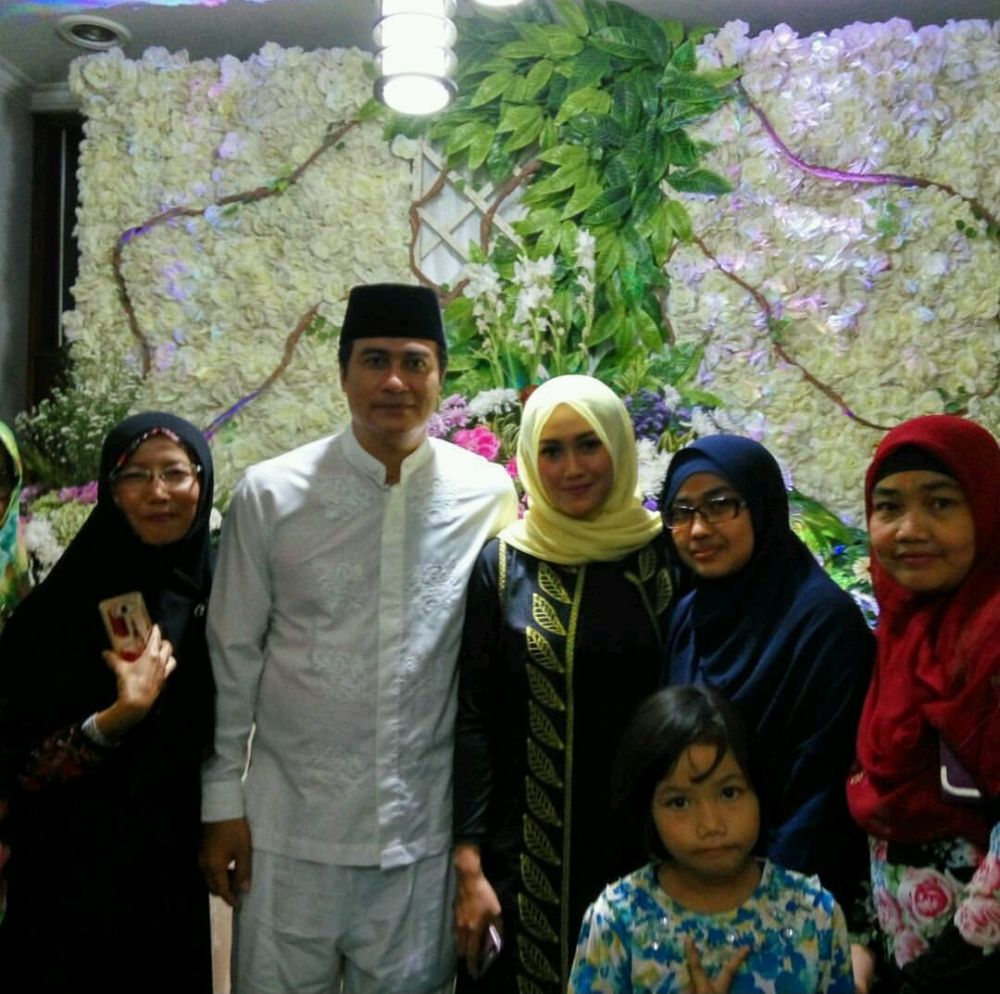 9 Potret sederhana momen pernikahan Adjie Pangestu dan Novita Petria