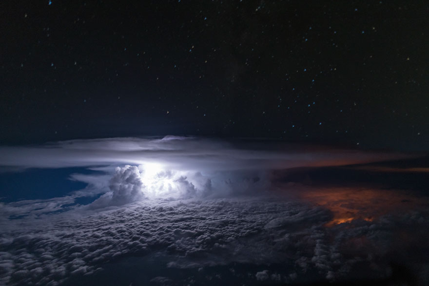 10 Foto penampakan badai dari kokpit pesawat, bikin merinding