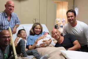 Foto peluk bayinya bikin netizen salah fokus, ini jawaban Kinaryosih