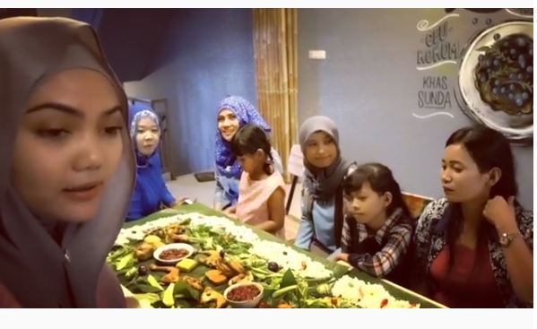 Sederhana atau ikut tren? 8 seleb ini santai makan beralas daun pisang