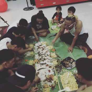 Sederhana atau ikut tren? 8 seleb ini santai makan beralas daun pisang