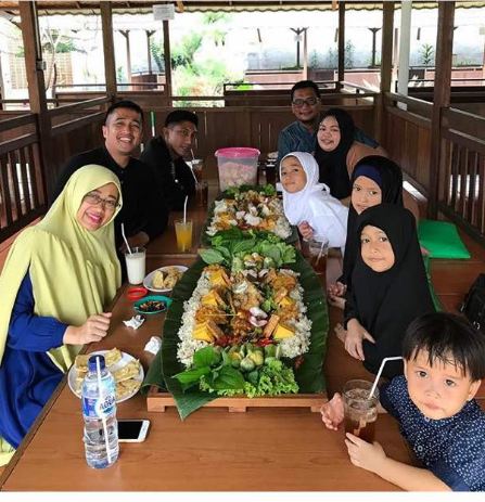 Sederhana atau ikut tren? 8 seleb ini santai makan beralas daun pisang