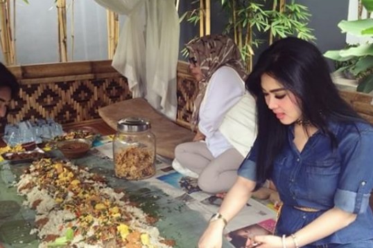 Sederhana atau ikut tren? 8 seleb ini santai makan beralas daun pisang