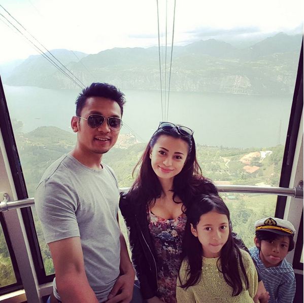 6 Seleb cantik ini melahirkan anak di luar negeri, alasannya beragam