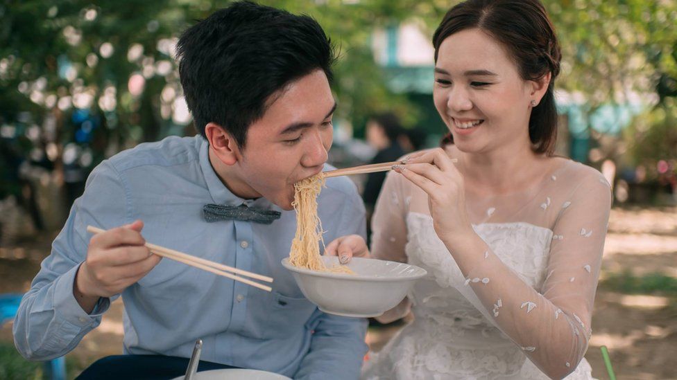 10 Foto prewedding pasangan pecinta kuliner ini unik abis, mau coba?