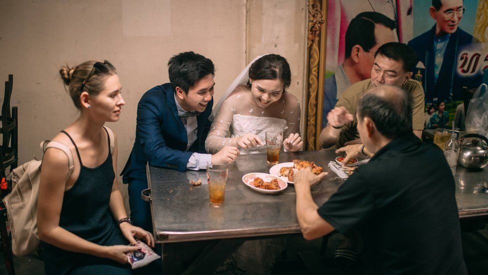 10 Foto prewedding pasangan pecinta kuliner ini unik abis, mau coba?
