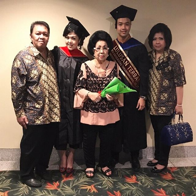 Kenalkan Himawan, adik Tina Toon yang jadi lulusan terbaik Untar