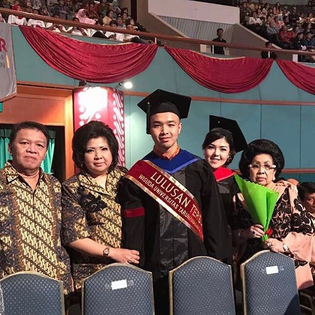 Kenalkan Himawan, adik Tina Toon yang jadi lulusan terbaik Untar