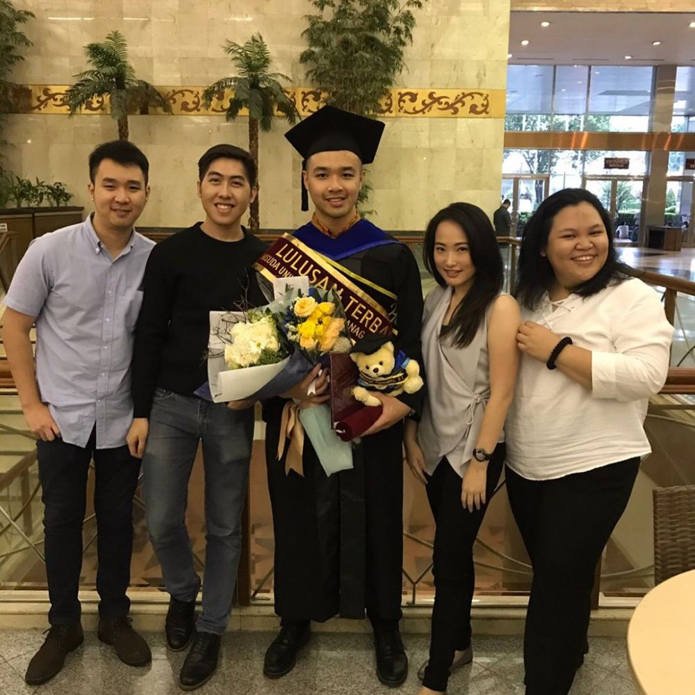 Kenalkan Himawan, adik Tina Toon yang jadi lulusan terbaik Untar