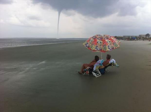  10 Foto kelakuan orang di tempat umum ini santainya kayak di pantai