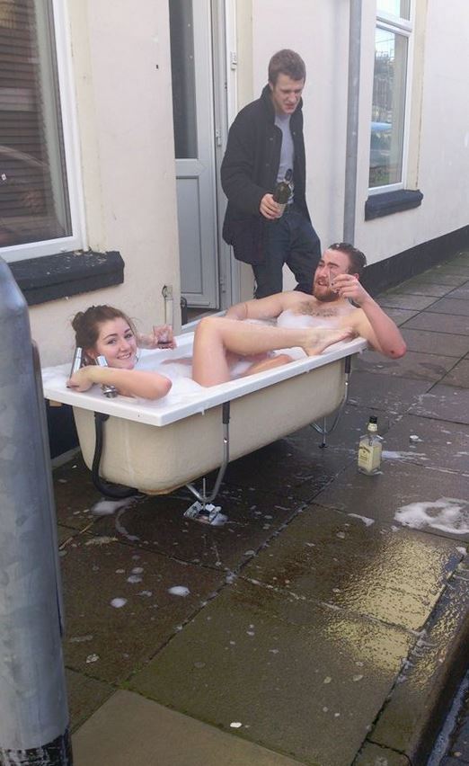  10 Foto kelakuan orang di tempat umum ini santainya kayak di pantai