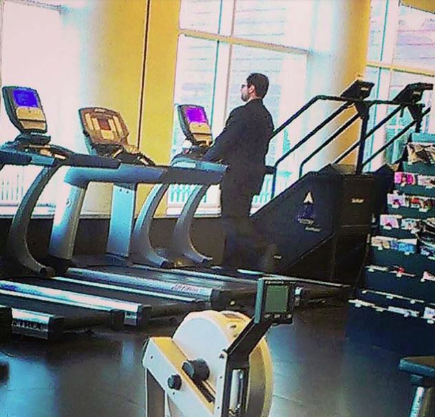  10 Foto kelakuan orang di tempat umum ini santainya kayak di pantai