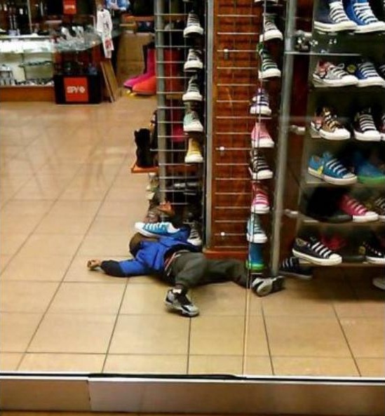  10 Foto kelakuan orang di tempat umum ini santainya kayak di pantai