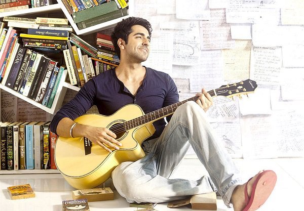 Selain akting, 10 seleb Bollywood ini ternyata punya profesi lain lho