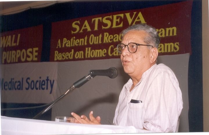 Selain akting, 10 seleb Bollywood ini ternyata punya profesi lain lho