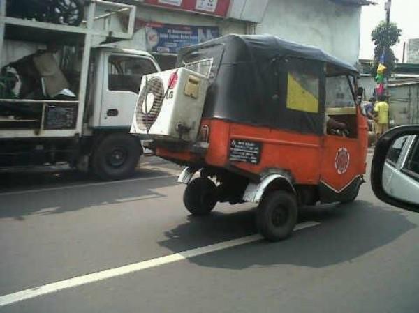 5 Cara pasang AC yang bikin orang lihat gagal paham, aneh dan lucu