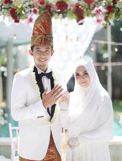 Intip foto pernikahan pebulutangkis Rian Agung dengan Mega Mustica