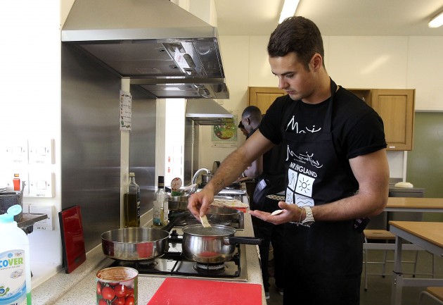 Ini 12 alasan kenapa cowok yang hobi masak itu seksi di mata cewek