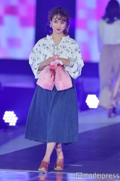 15 Foto gaya fashion seleb Jepang saat hadiri GirlsAward 2017 di Tokyo