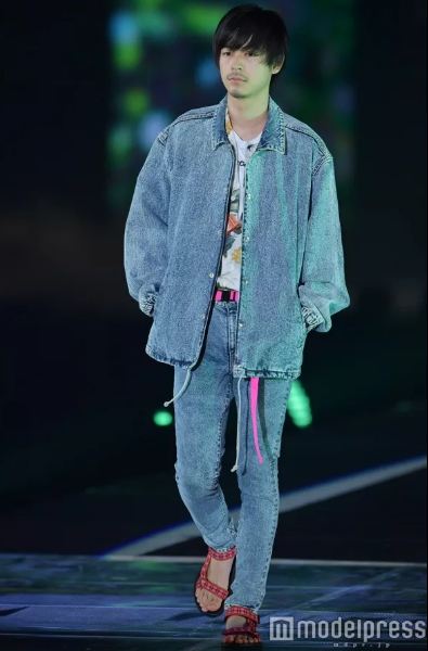 15 Foto gaya fashion seleb Jepang saat hadiri GirlsAward 2017 di Tokyo