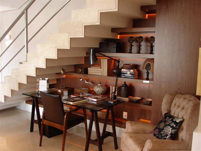 12 Ide kreatif manfaatkan area kosong bawah tangga, leh uga nih