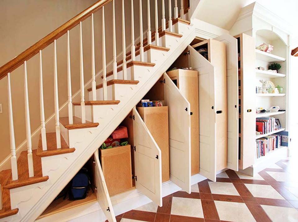 12 Ide kreatif manfaatkan area kosong bawah tangga, leh uga nih