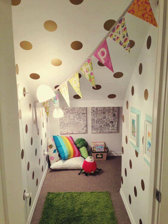 12 Ide kreatif manfaatkan area kosong bawah tangga, leh uga nih