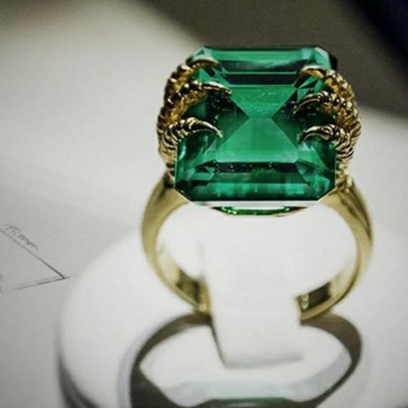 Desainer perhiasan Indonesia ini mendunia, langganan seleb Hollywood