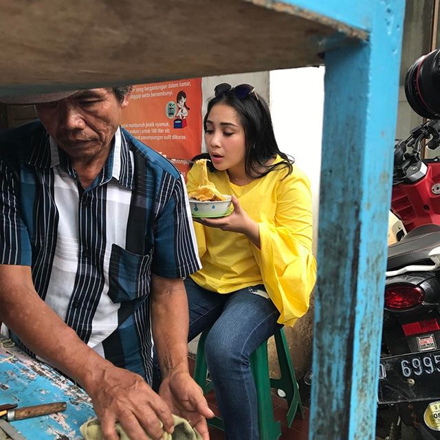 Nggak selalu resto mewah, 7 seleb ini enjoy makan di pinggir jalan
