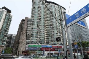 Gedung di pusat kota Shanghai ini menempel dengan tebing, kok bisa ya?