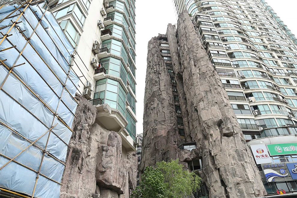 Gedung di pusat kota Shanghai ini menempel dengan tebing, kok bisa ya?