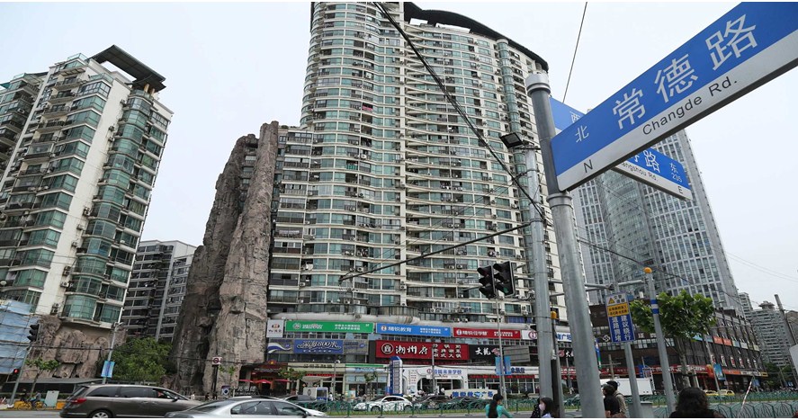 Gedung di pusat kota Shanghai ini menempel dengan tebing, kok bisa ya?