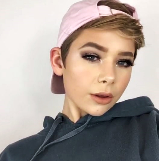 Baru 15 tahun, kemampuan makeup cowok ini bikin para cewek minder